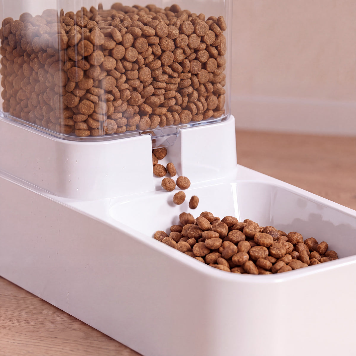 Flow Gravity Feeder Set - Food Feeder 2.1 kg - close up