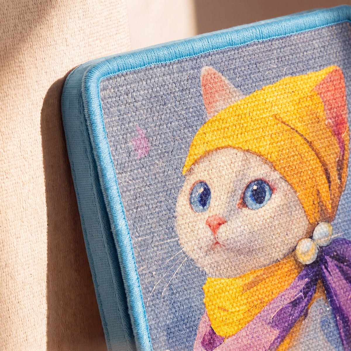 Gallery Wall Scratch Pad - Pearl Cat - close up