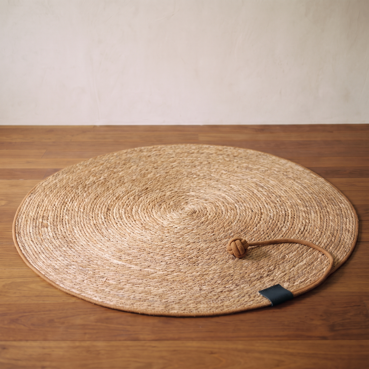 Halo Scratch Mat - Mat and ball - lifestyle