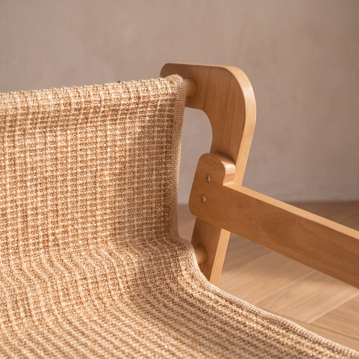 Loft Scratch Lounger - close up