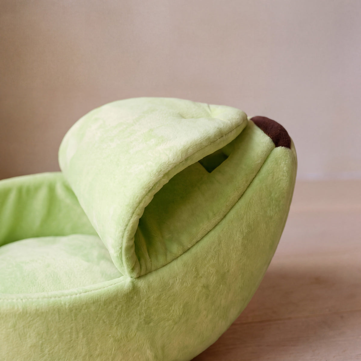 Snug Banana Bed - light green - close up