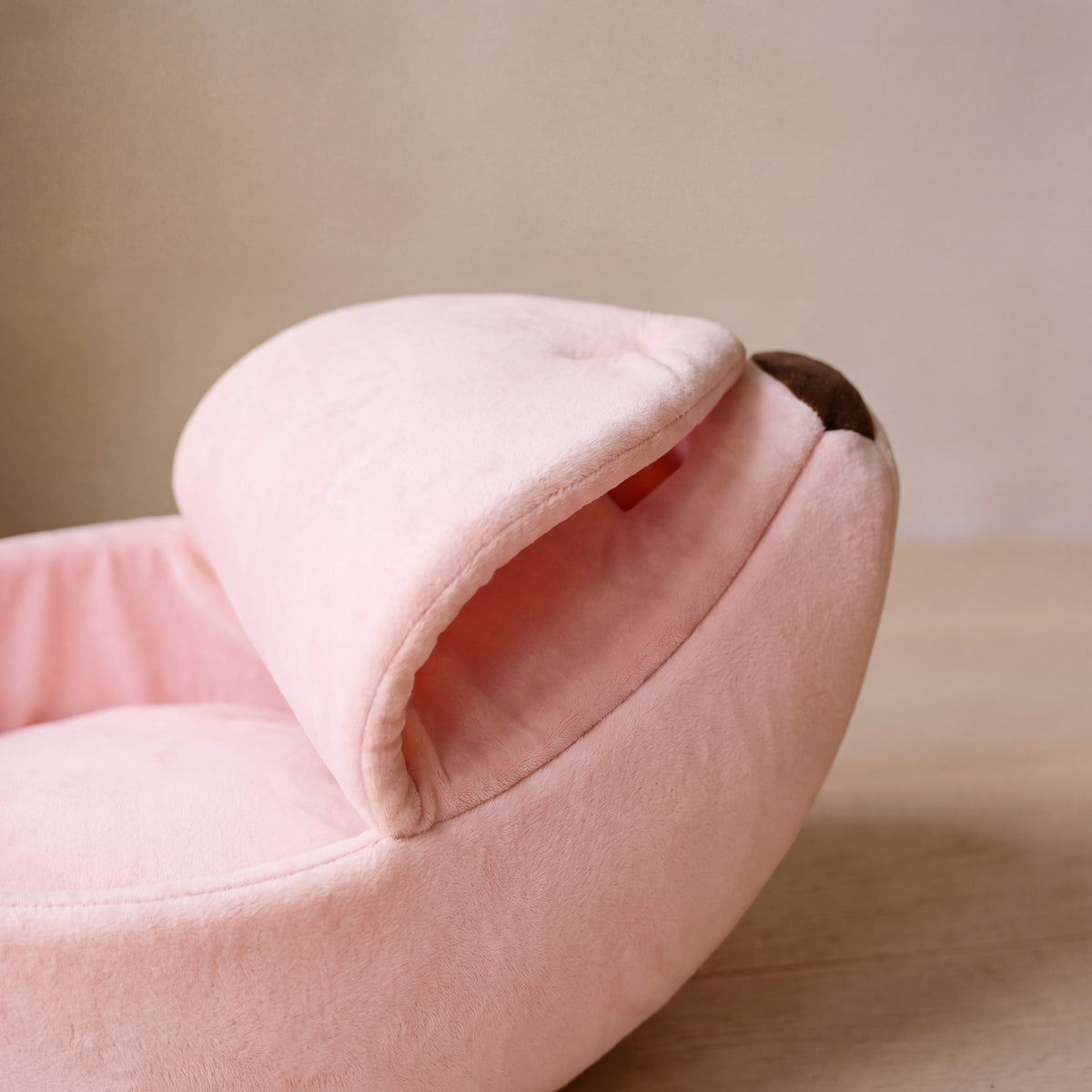 Snug Banana Bed - Pink - close up