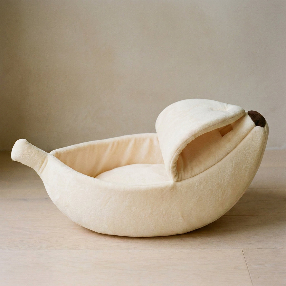 Snug Banana Bed white banana cat bed - detail