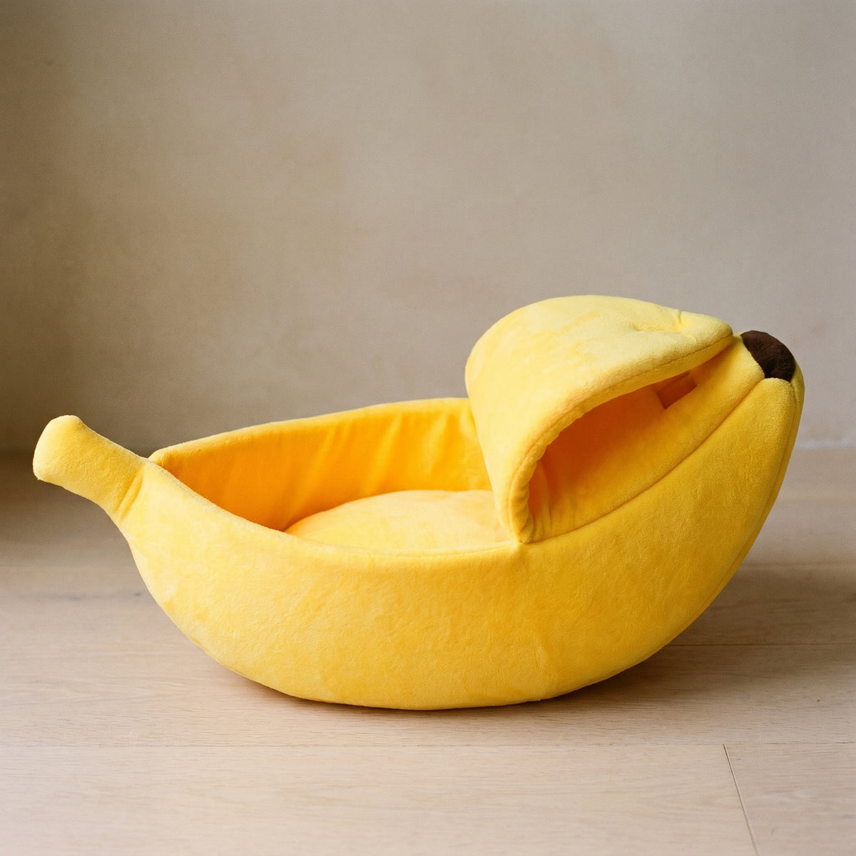 Snug Banana Bed yellow banana cat bed - detail